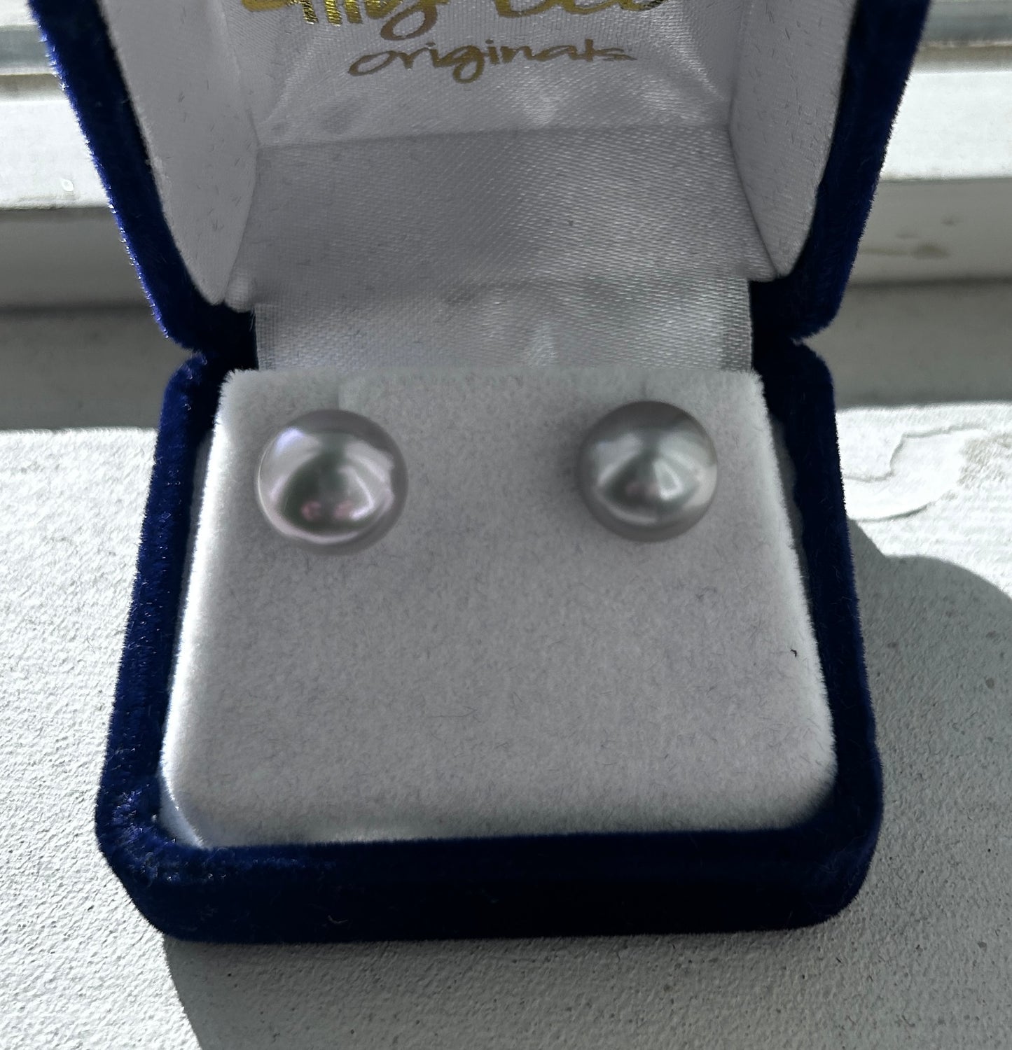 10mm light grey pearl studs