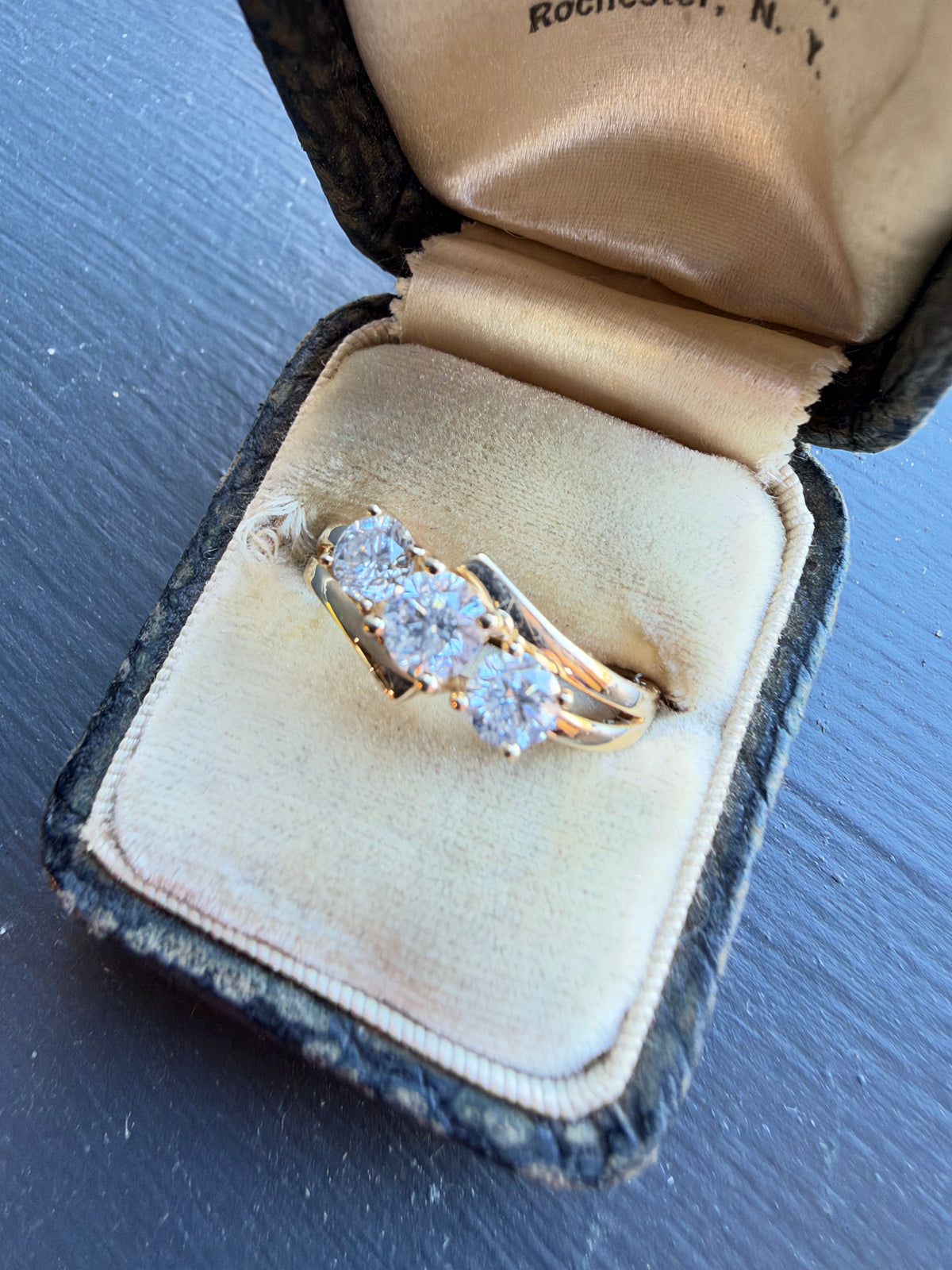 Lovely 3 diamond ring