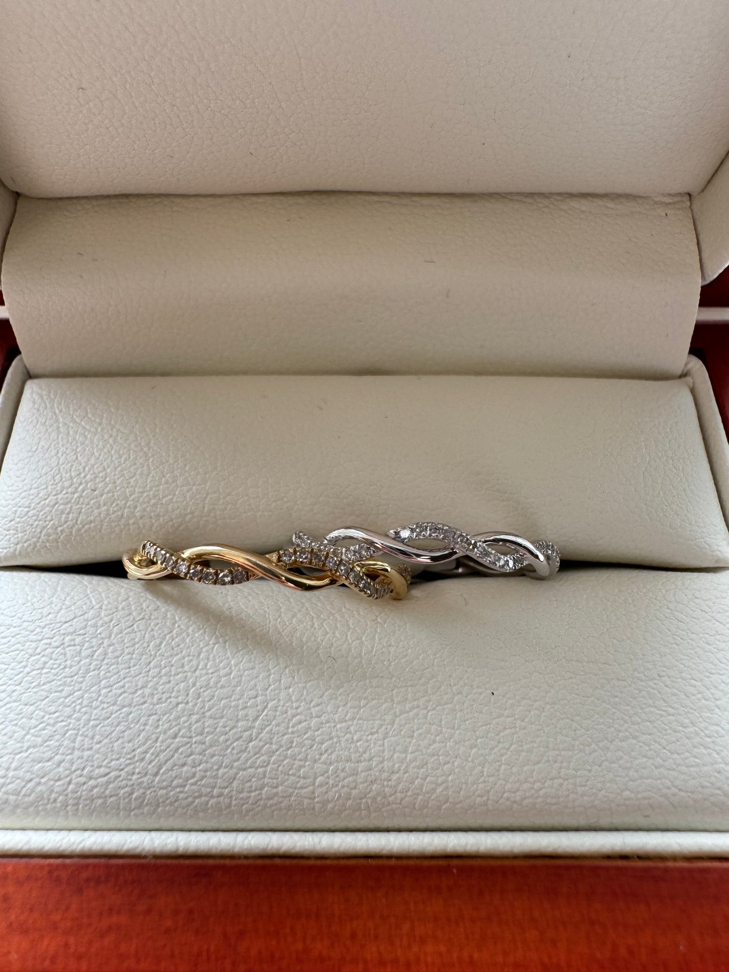 Diamond swirl band