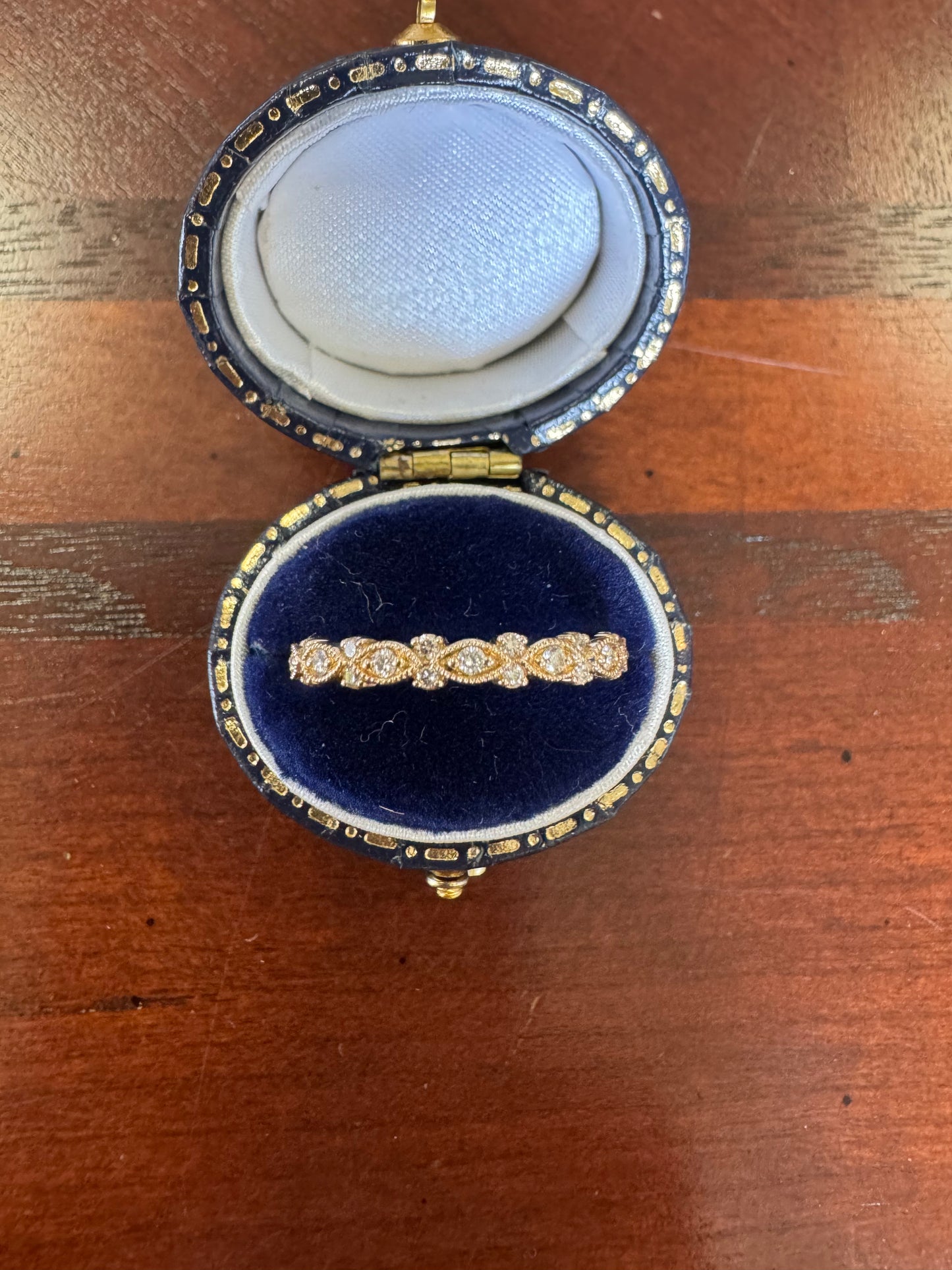 Antique look diamond band
