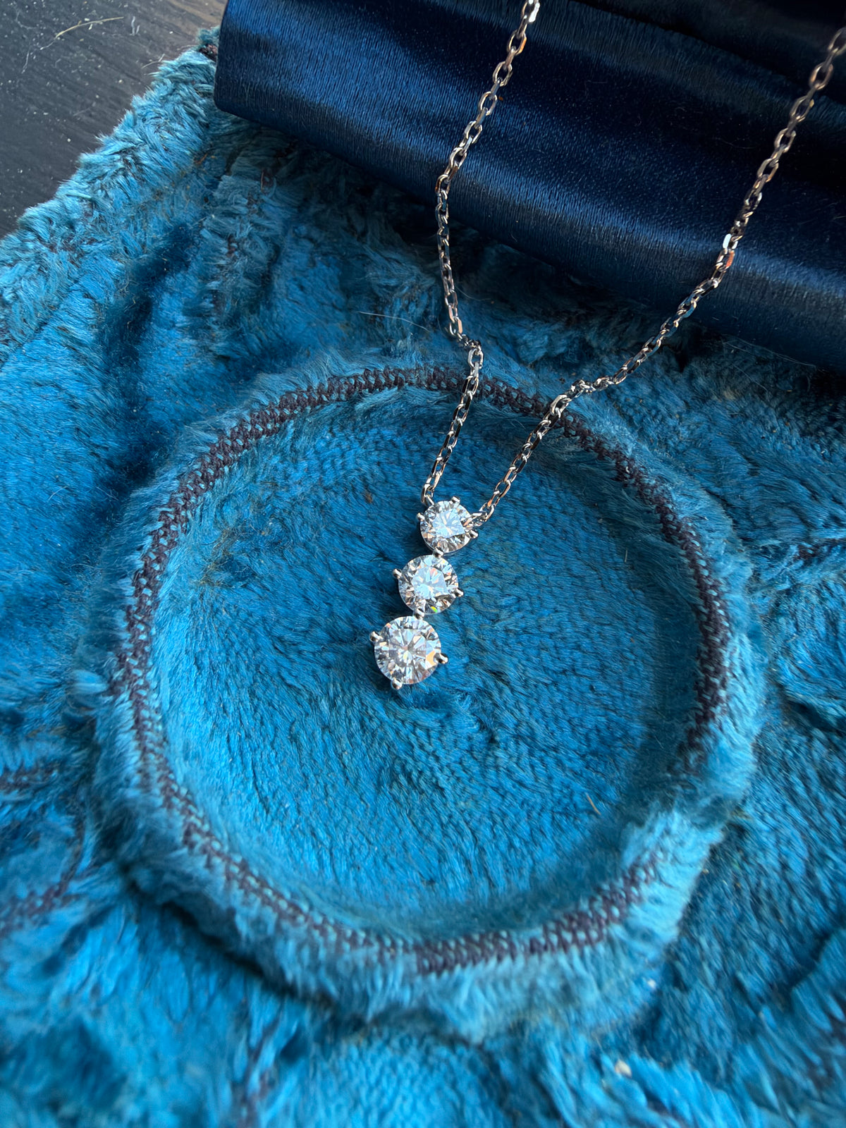 .83ct lab grown diamond drop pendant