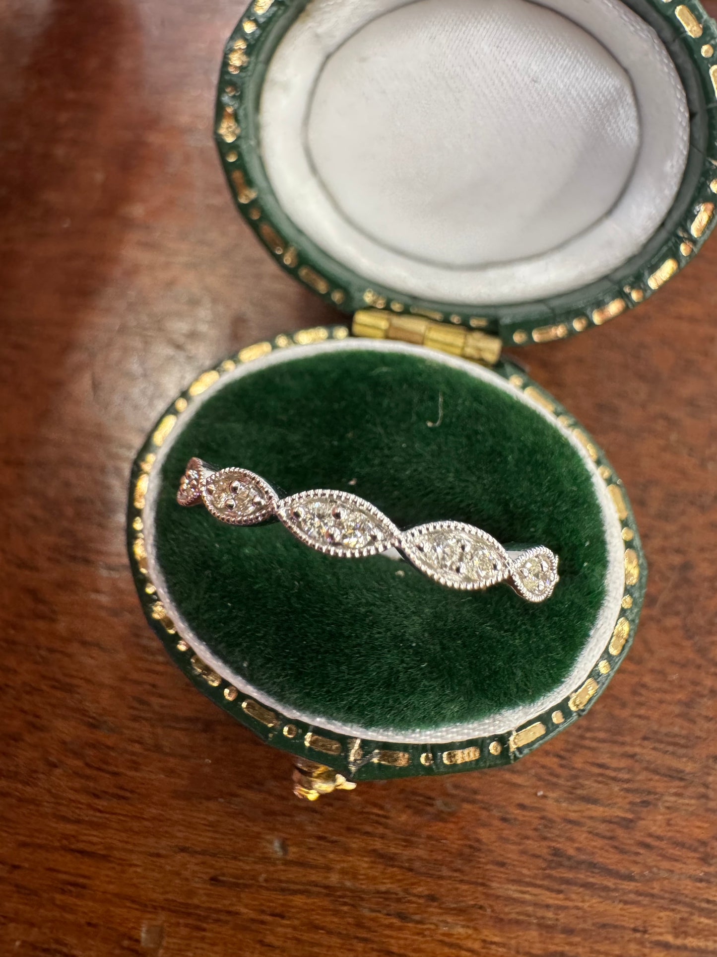 Antique style diamond band