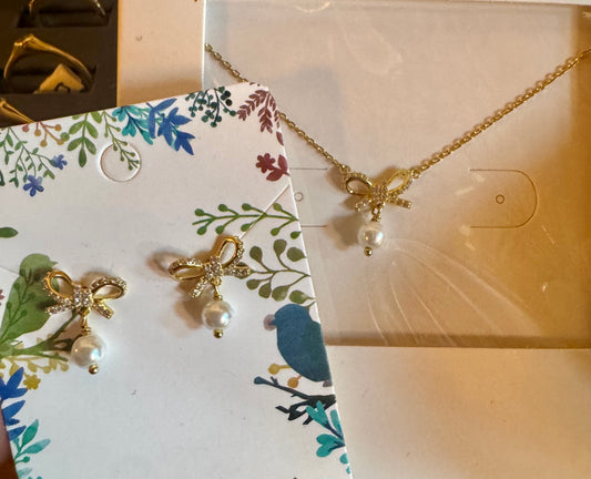 Bow set with drop pearl