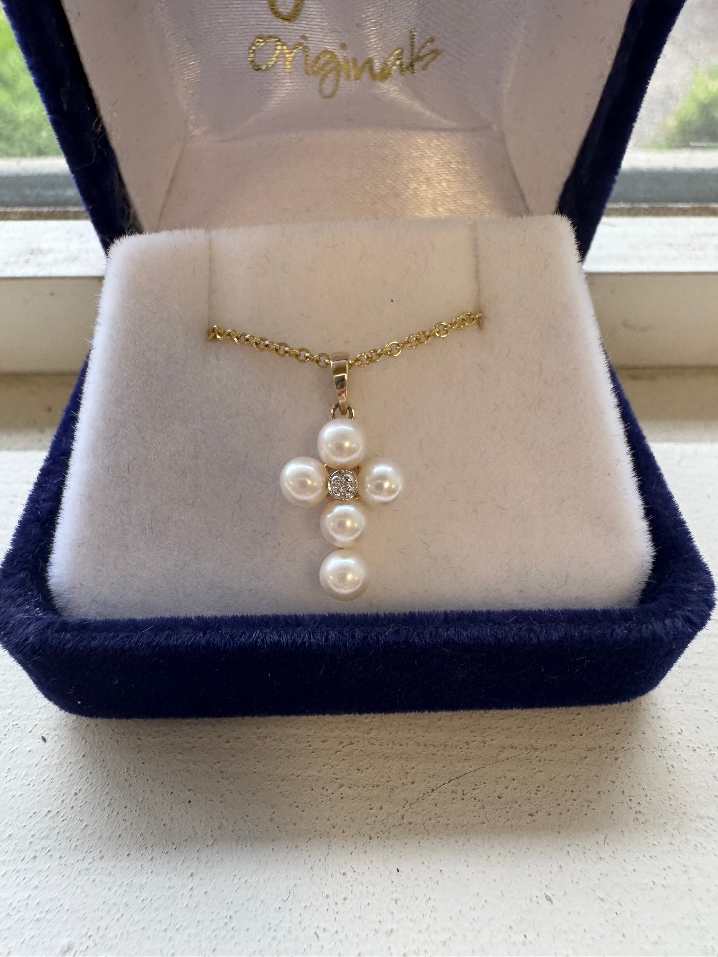 Sweet pearl cross