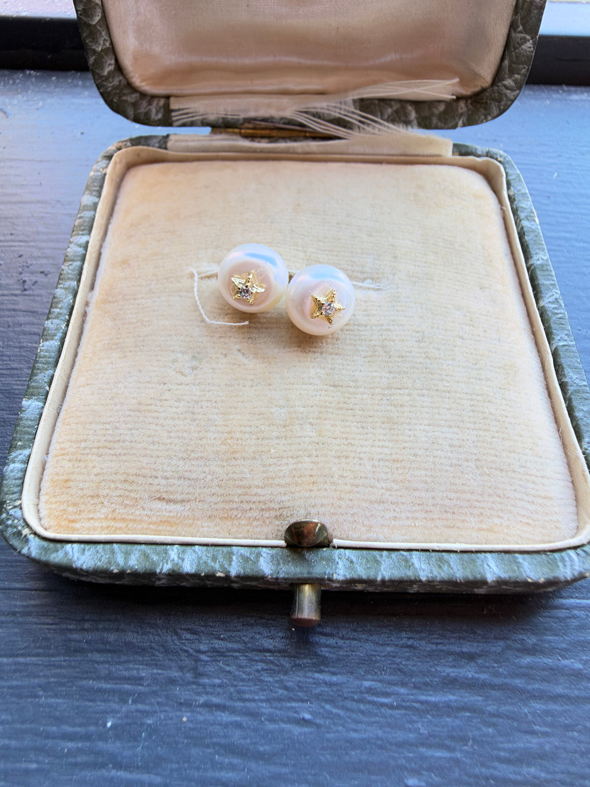 Pearl studs