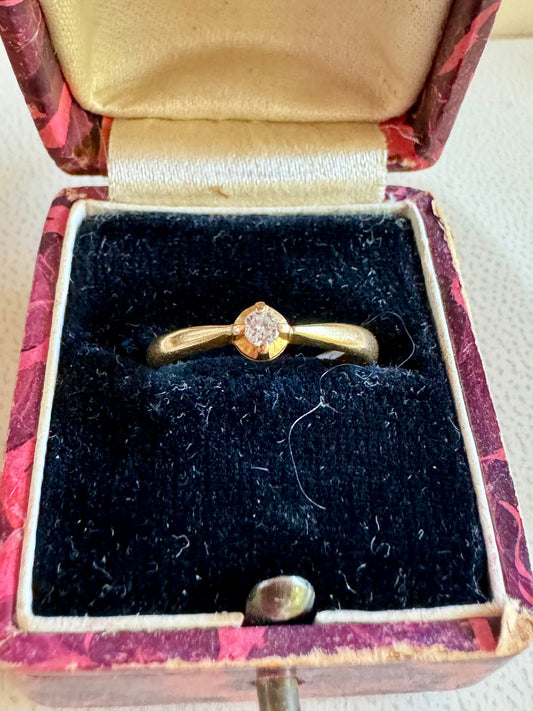 Vintage .05ct Diamond ring