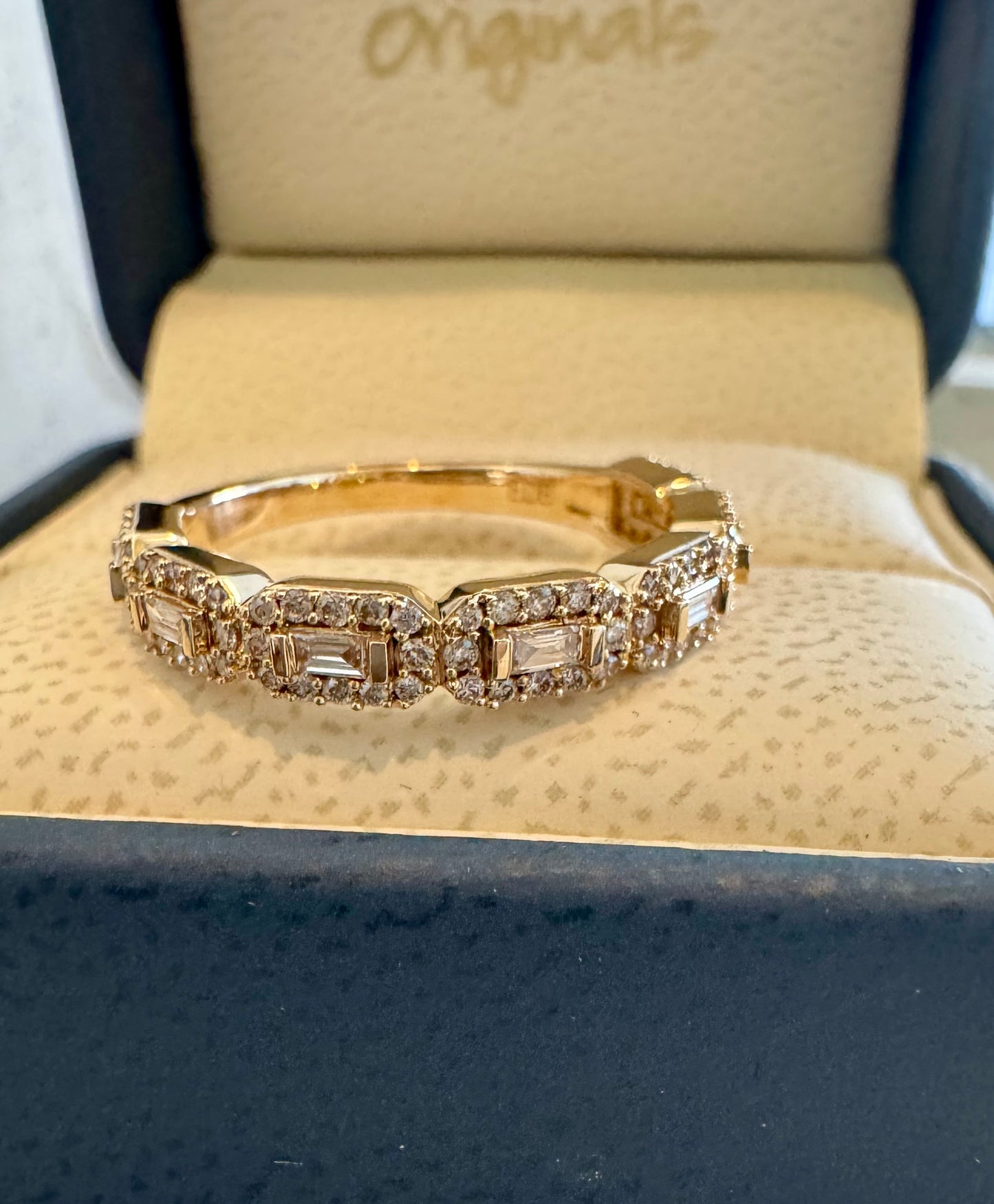 Diamond halo band