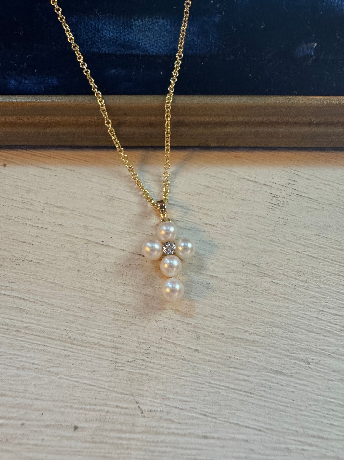 Sweet pearl cross