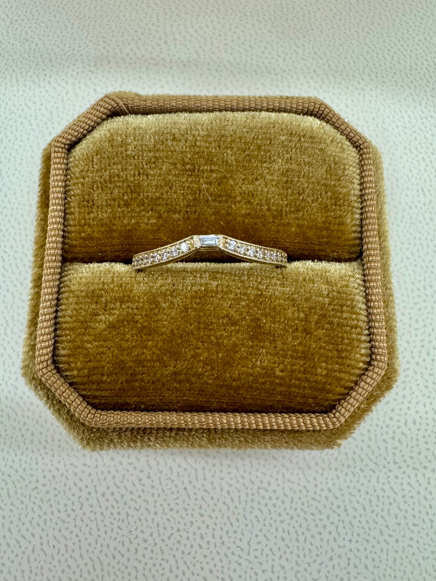 Curved Diamond Band 10k