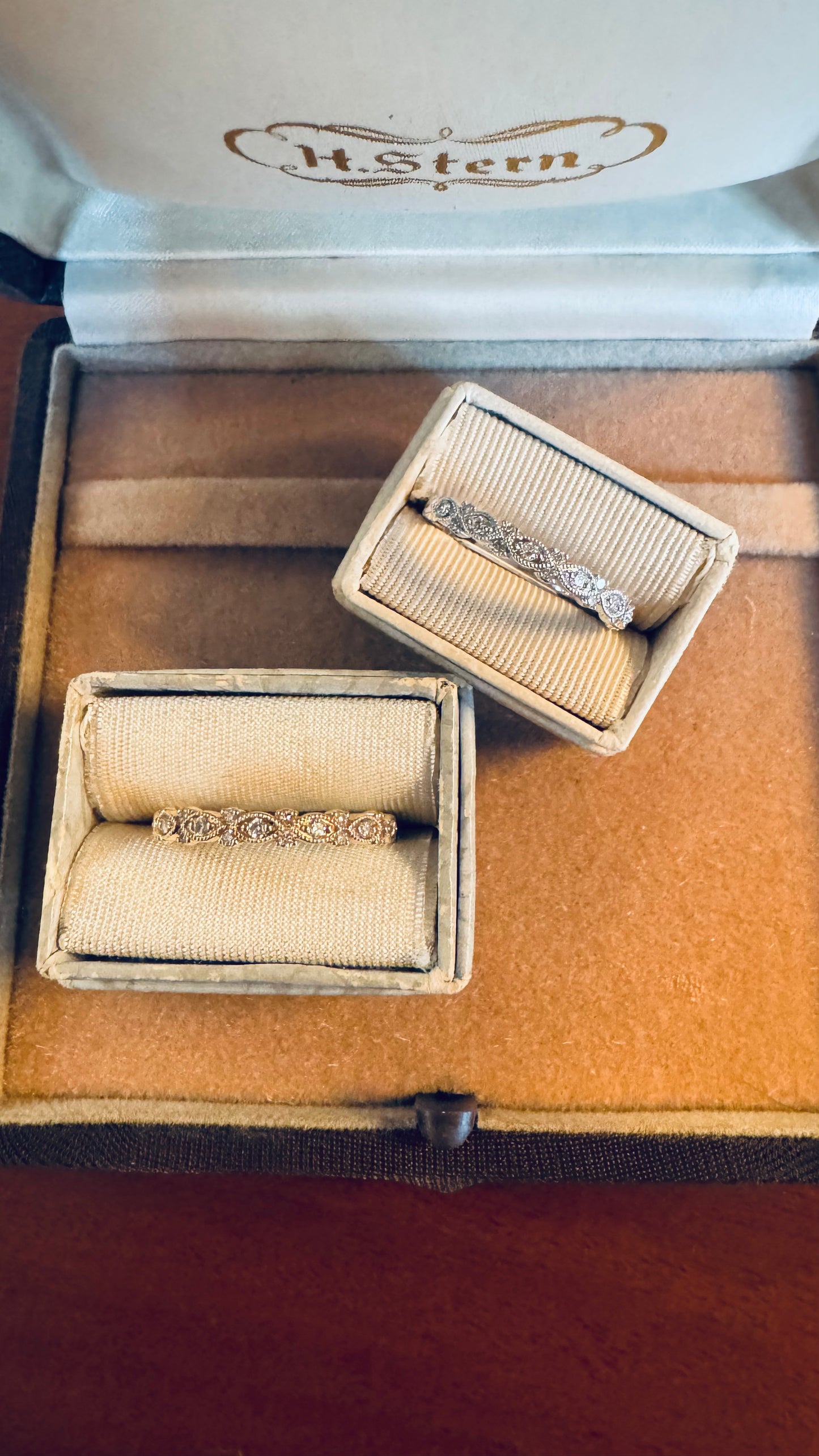 Antique look diamond band