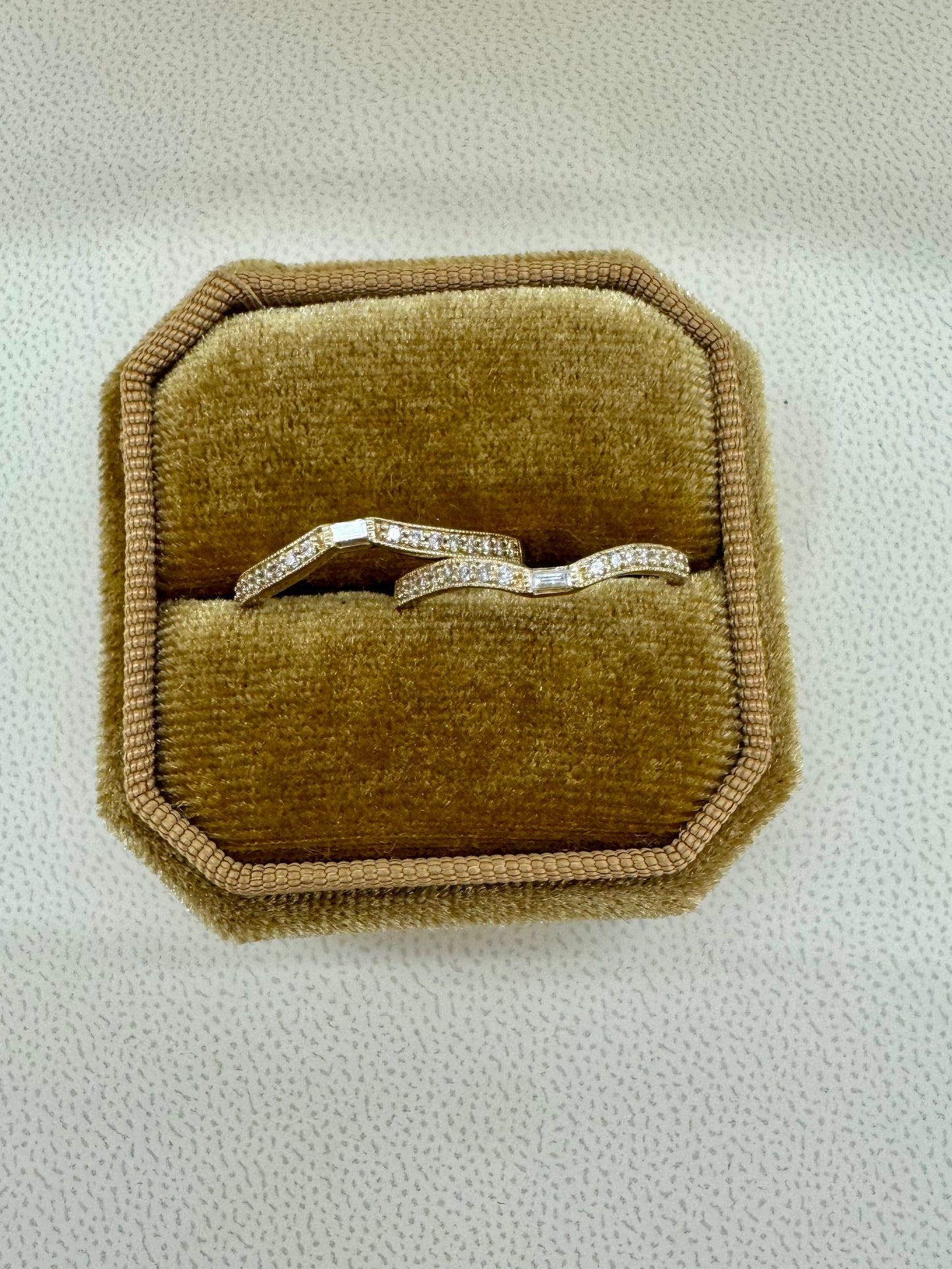 Curved Diamond Band 10k