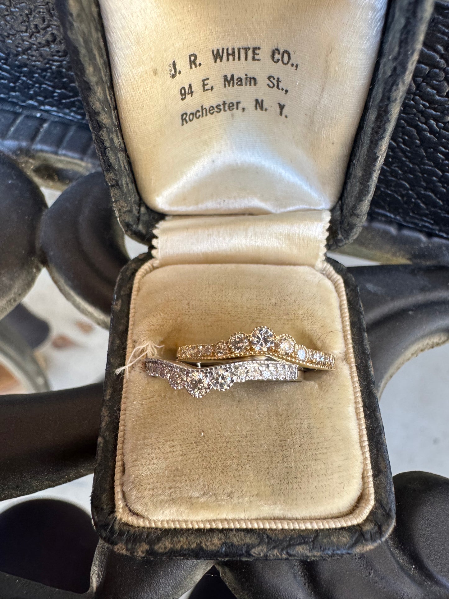 Diamond curved band