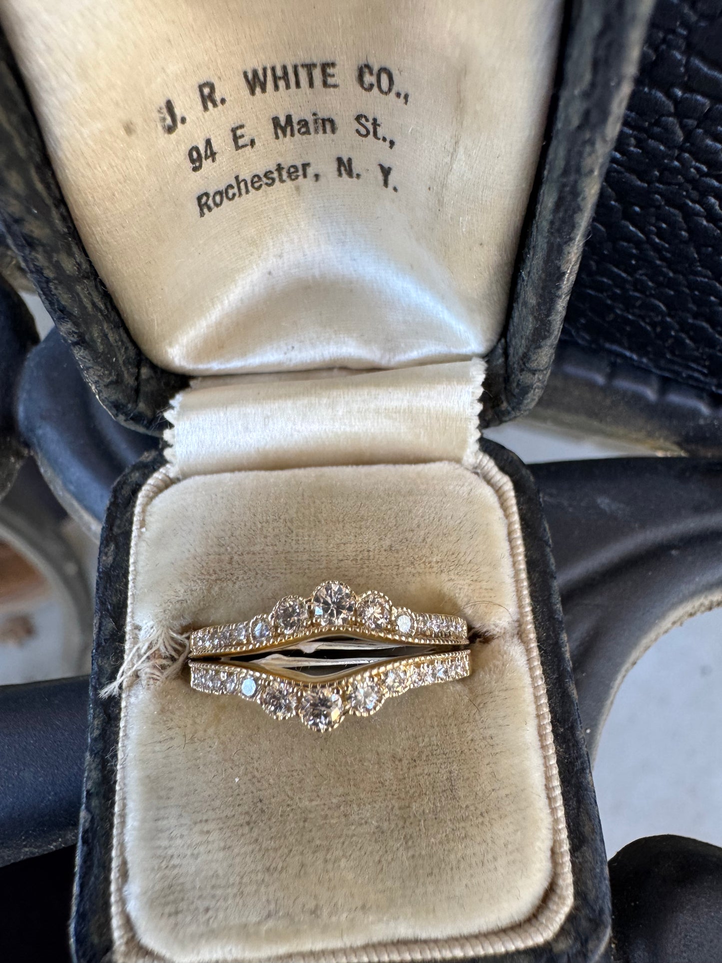 Diamond curved band