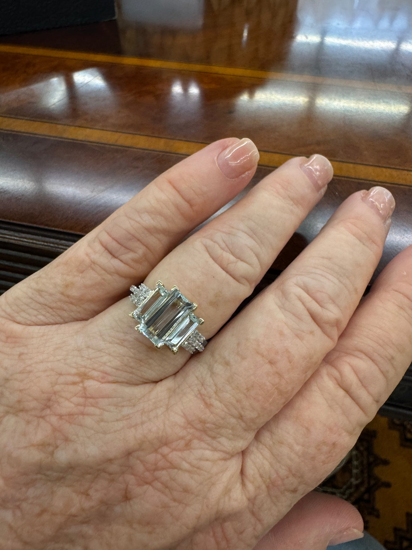 Stunning aquamarine and diamond ring