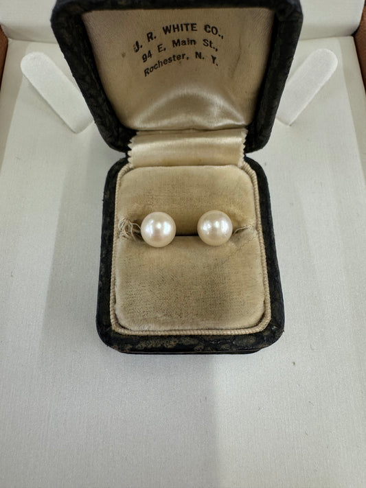 Pearl studs
