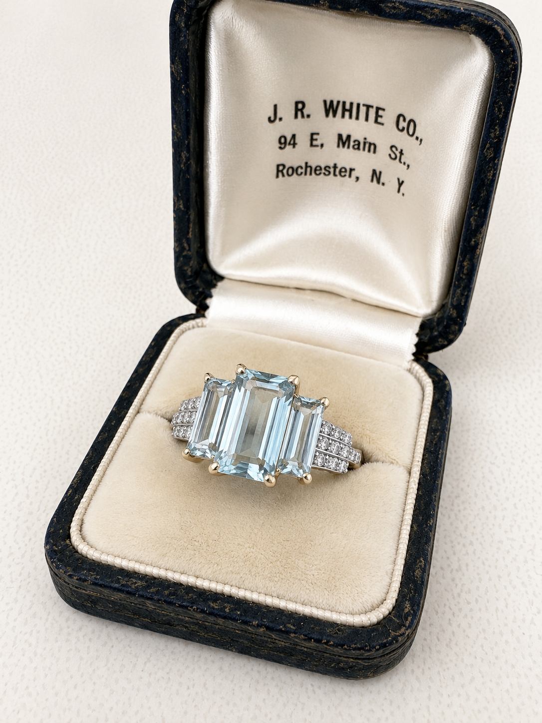 Stunning aquamarine and diamond ring