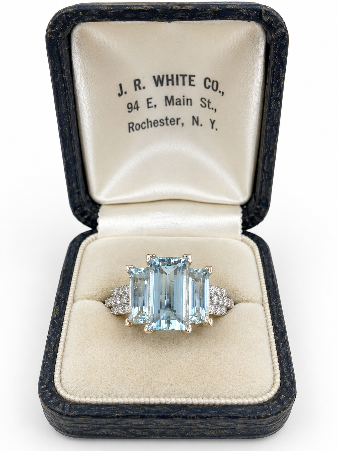Stunning aquamarine and diamond ring