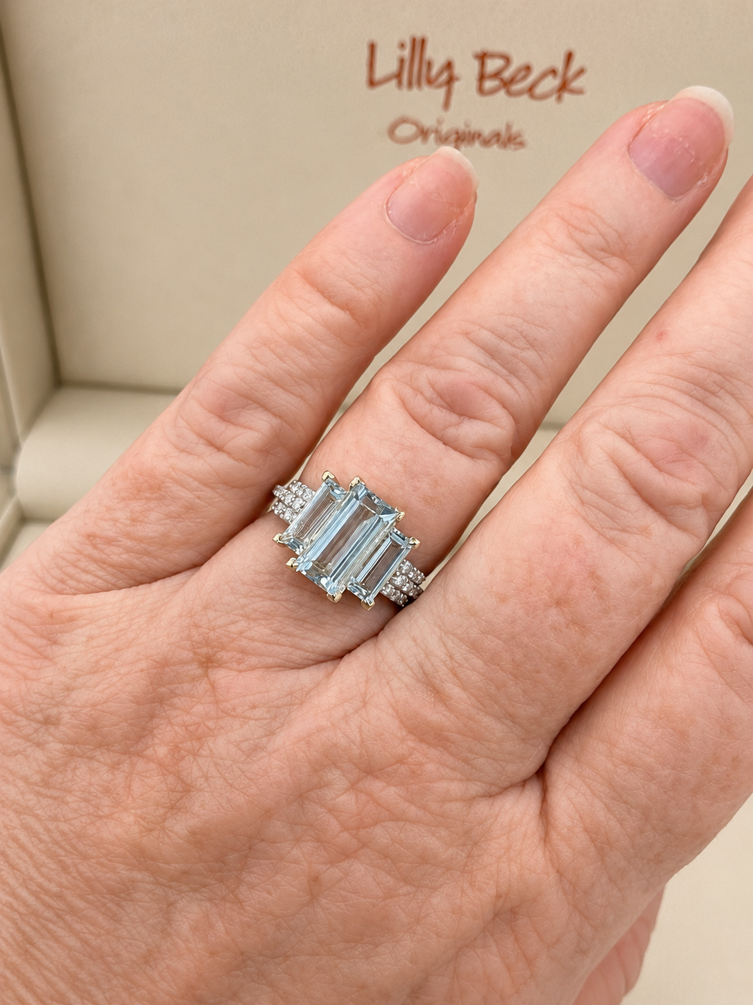 Stunning aquamarine and diamond ring