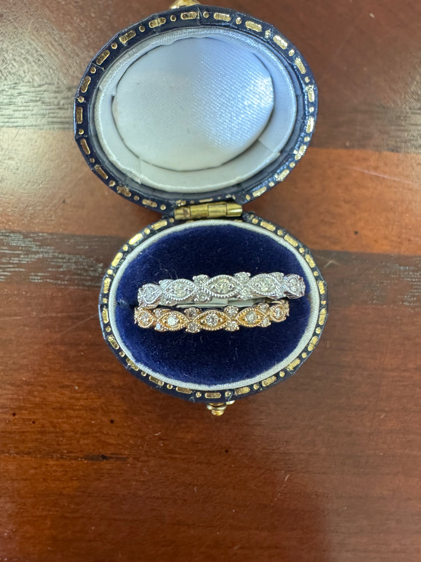 Antique look diamond band