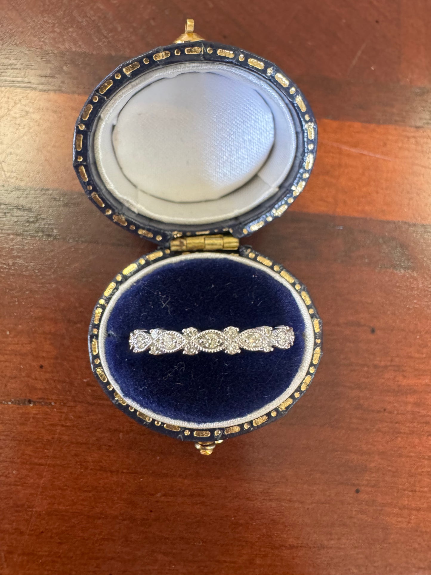Antique look diamond band