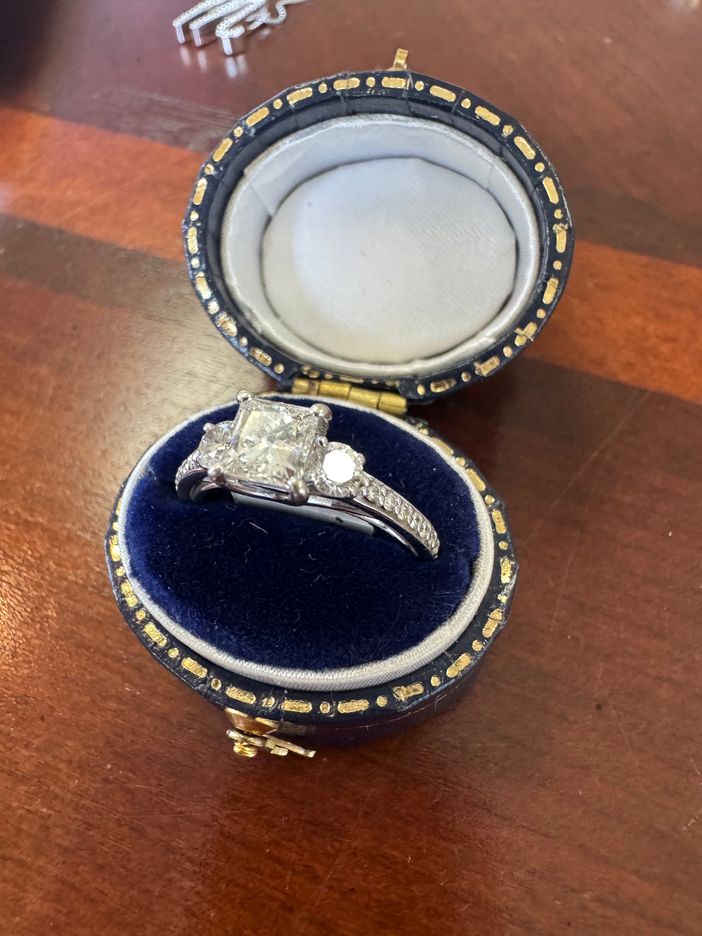 3 stone diamond ring